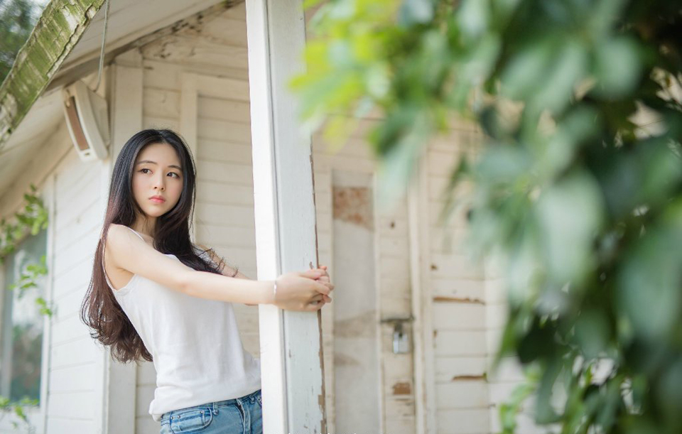 “三弟何故回来？”看到此人，诸葛亮神色一动，沉声道：“可是蜀中有新的消息？”
